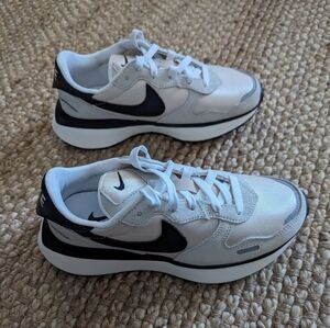 Nike Phoenix WaffleWomens Running Shoes. NWOB